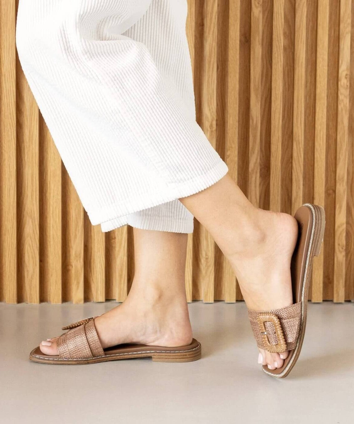 Imagen de colección, sandalias bajas de color café