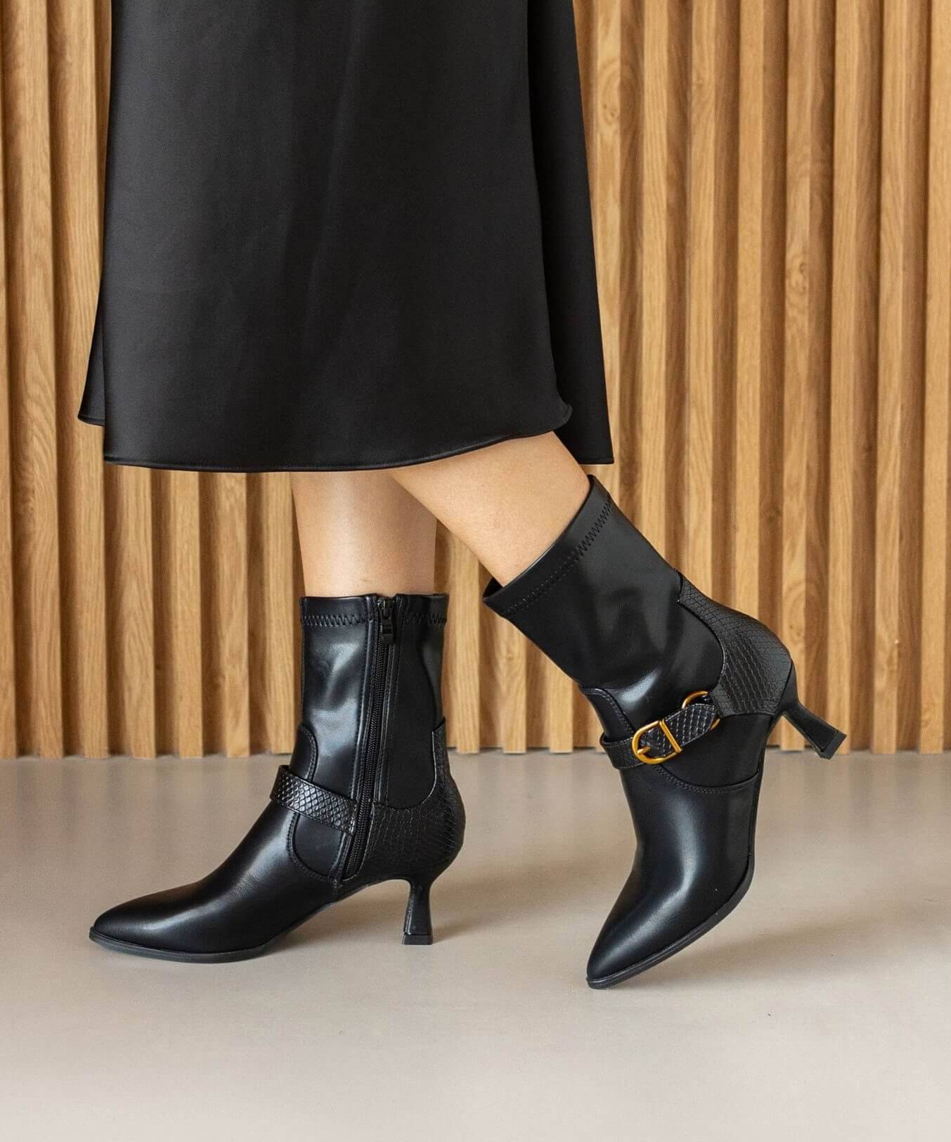 Imagen de colección, botas negras de charol