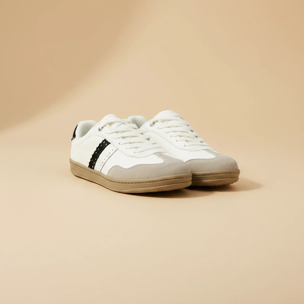 Zapatilals blancas de caña baja on franja lateral negra y punta de gamuza